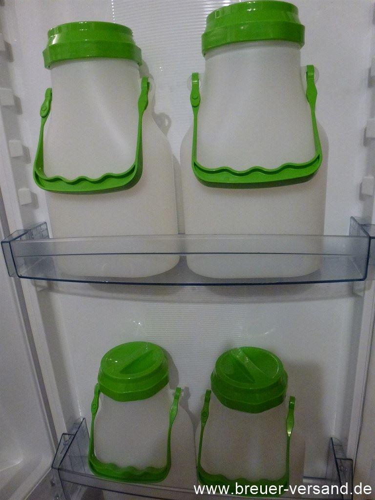 Die 2 Liter Kunststoff Milchkanne oval paßt perfekt in die Kühlschrank Tür.