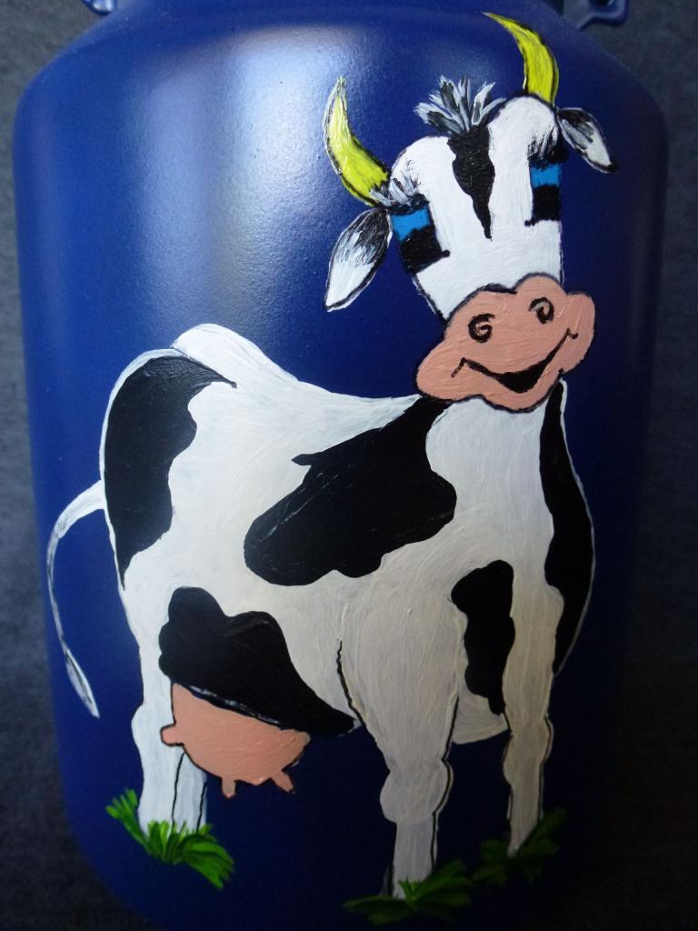 Detailansicht handbemalte Milchkanne Motiv Kuh Berta